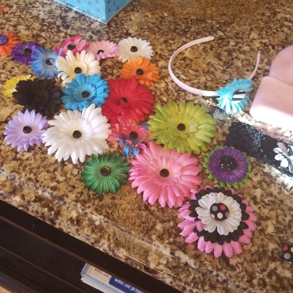 Girls hair accessories pop on flowers and buttons - Picture 3 of 4